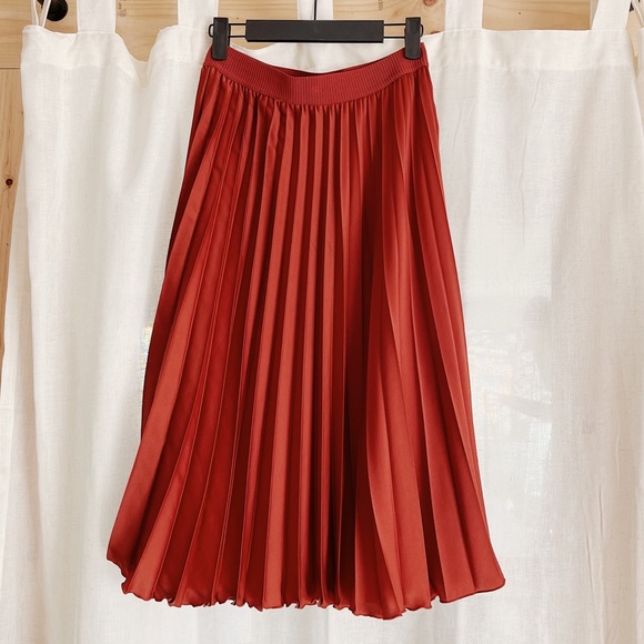 H&M Dresses & Skirts - H&M Pleated Midi Length Skirt in Rust Size S